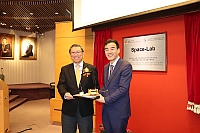 President Li Jun (right) of CAST Xi’an presents a souvenir to Professor Rocky Tuan of CUHK